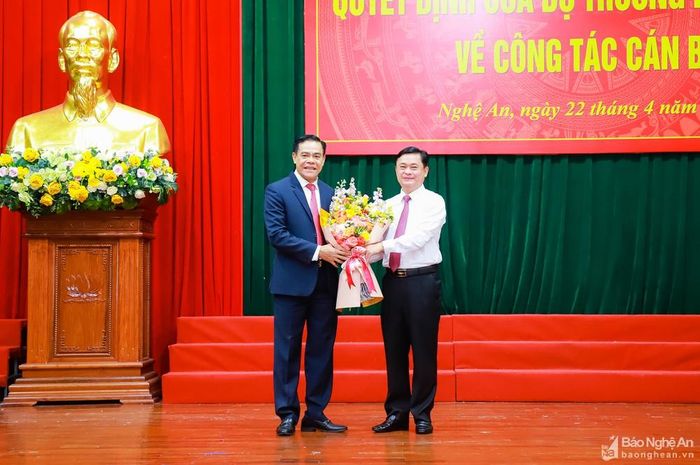 Bí thư Tỉnh ủy Nghệ An Thái Thanh Quý tặng hoa chúc mừng đồng chí Võ Trọng Hải. Ảnh: Thành Duy