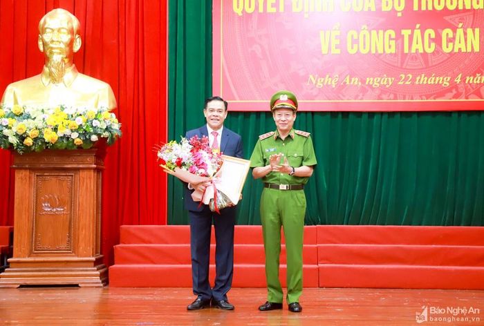 Thượng tướng Lê Quý Vương - Phó Bí thư Đảng ủy Công an Trung ương, Thứ trưởng Bộ Công an đã trao Quyết định để đồng chí Thiếu tướng Võ Trọng Hải - Giám đốc Công an tỉnh Nghệ An chuyển ngành đến nhận công tác tại Tỉnh ủy Hà Tĩnh. Ảnh: Thành Duy