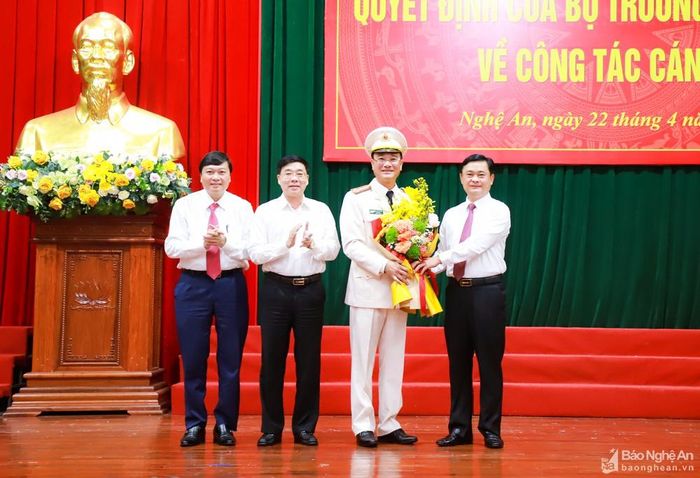 Các đồng chí lãnh đạo Tỉnh ủy, UBND tỉnh Nghệ An tặng hoa chúc mừng Đại tá Phạm Thế Tùng. Ảnh: Thành Duy