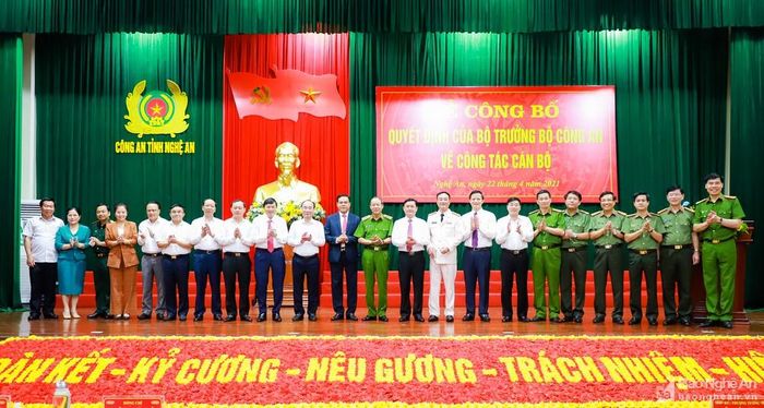 Các đồng chí lãnh đạo Bộ Công an, tỉnh Nghệ An, Bắc Ninh, Hà Tĩnh chúc mừng Đại tá Phạm Thế Tùng. Ảnh: Thành Duy