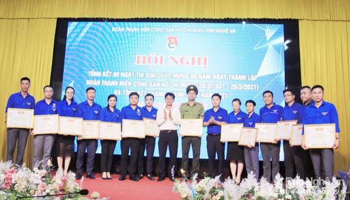 Trao Bằng khen của Ban Chấp hành Tỉnh đoàn Nghệ An cho 49 tập thể vì “Đã có thành tích xuất sắc trong đợt phát động 90 ngày thi đua chào mừng 90 năm ngày thành lập Đoàn TNCS Hồ Chí Minh (26/3/1931-26/3/2021). Ảnh: Thanh Quỳnh