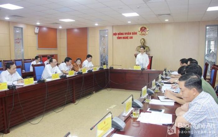 Đồng chí Nguyễn Xuân Sơn - Chủ tịch HĐND tỉnh, Chủ tịch Ủy ban Bầu cử tỉnh chủ trì cuộc họp đánh giá công tác chuẩn bị bầu cử. Ảnh: Mai Hoa