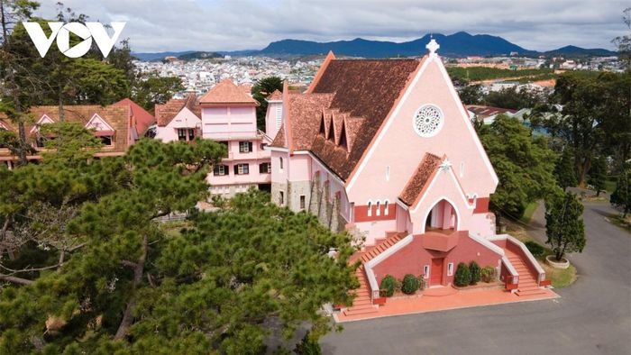 Nhà thờ còn nổi tiếng với các hoạt động chăm sóc trẻ mồ côi. Hiện tại, các công tác xã hội như chăm sóc trẻ em chậm phát triển, giúp đỡ trẻ mồ côi, chữa bệnh cho người nghèo... vẫn thường xuyên diễn ra tại nhà thờ. Du khách có thể ghé tham quan nhà thờ vào bất kỳ thời gian nào trong ngày, đẹp nhất là sáng sớm hoặc lúc hoàng hôn.