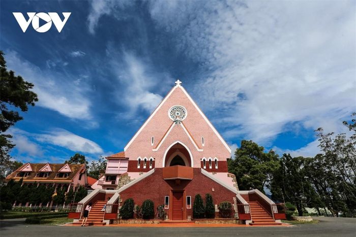 Đây không chỉ là nơi sinh hoạt tôn giáo mà còn là điểm du lịch nổi tiếng. Từ đây, du khách có thể phóng tầm mắt ra nhiều phía để ngắm thành phố sương mù.
