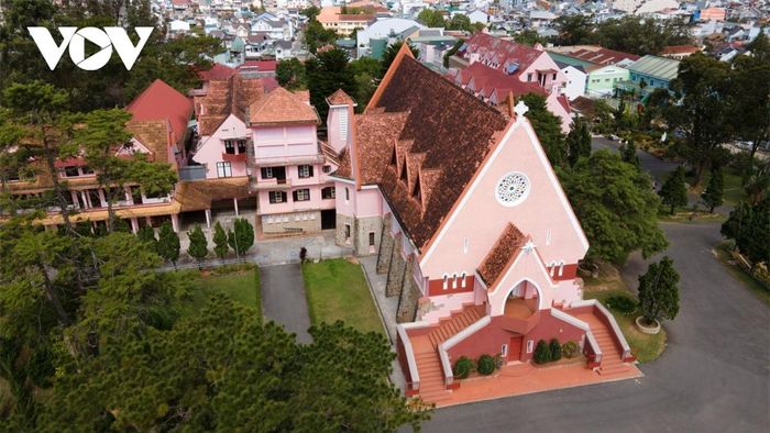 Công trình kiến trúc này được xây dựng theo phong cách châu Âu, kết hợp với kiến trúc bản địa vùng Tây Nguyên. Mặt tiền nhà thờ có hình như một tam giác cân, trên đỉnh nhọn của mái gắn một cây thánh giá, phía trước được tô điểm bởi các cửa vòm nhỏ hình lưỡi mác.