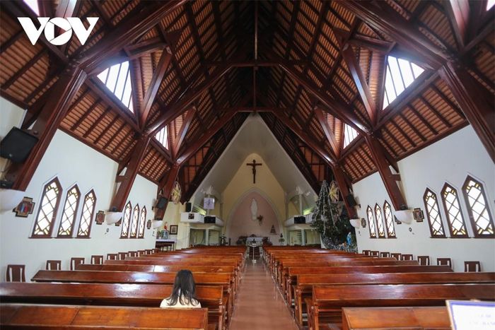 Một điểm chú ý khác của nhà thờ là bức tượng Đức Mẹ đứng trên quả địa cầu được tạc theo hình mẫu người phụ nữ Việt Nam, do kiến trúc sư người Pháp Janchère thiết kế. Tượng cao 3m, nặng 1 tấn được làm vào năm 1943, do bà Suzanne tiến dâng.
