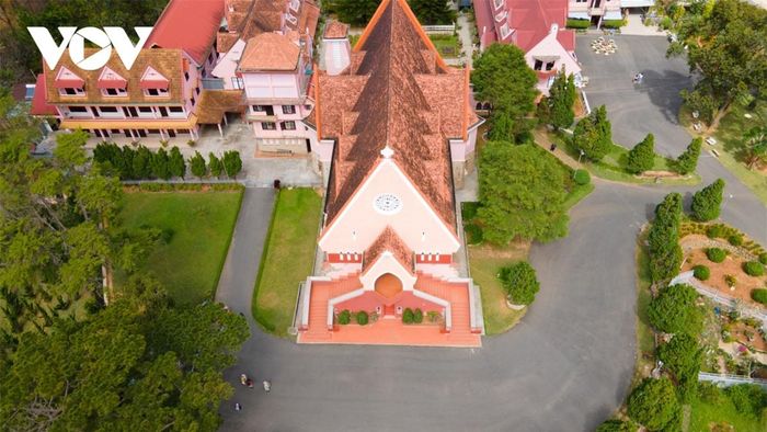 Trên khuôn viên rộng lớn được bao quanh bởi những hàng thông, nhà thờ Domaine de Marie được thiết kế theo một cụm kiến trúc liên hoàn bao gồm nhà nguyện và hai dãy nhà tu viện của Hội Nữ tử Bác Ái Thánh Vinh Sơn.