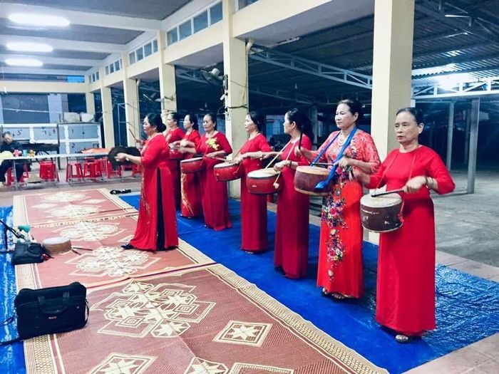 Sinh hoạt văn hóa văn nghệ tại chợ Họa