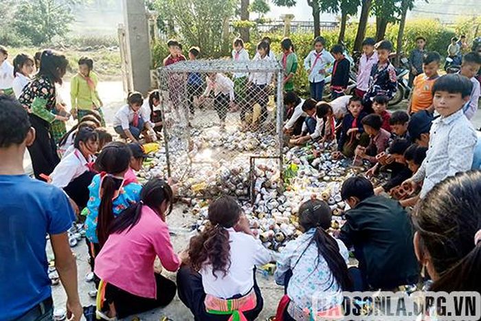 Học sinh Trường PTDT bán trú TH và THCS Sam Kha phân loại rác tái chế trong phong trào "Kế hoạch nhỏ".