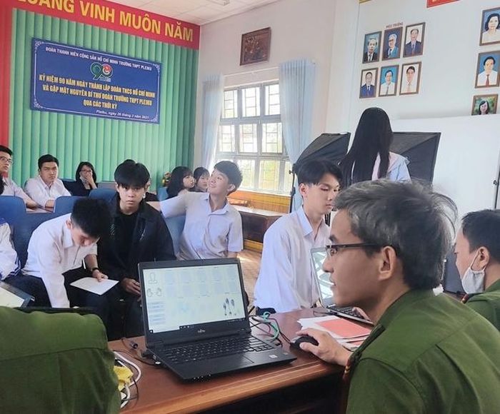  Hơn 1.800 cán bộ, giáo viên, nhân viên và học sinh của trường THPT Pleiku được cấp CCCD tại trường hồi đầu tháng 4 vừa qua. Ảnh: Minh Vỹ. 
