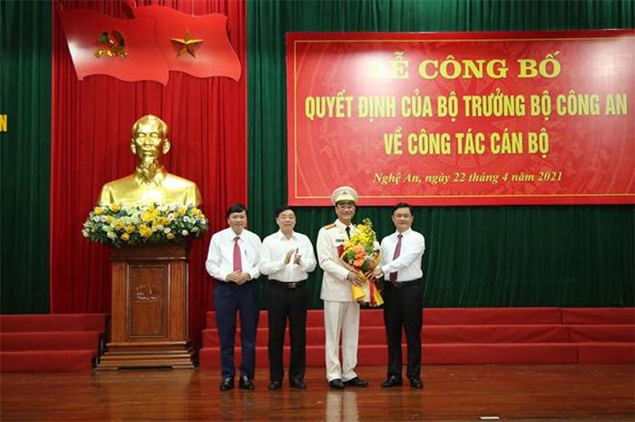 Lãnh đạo tỉnh Nghệ An tặng hoa chúc mừng Đại tá Phạm Thế Tùng, Giám đốc Công an tỉnh Nghệ An. 