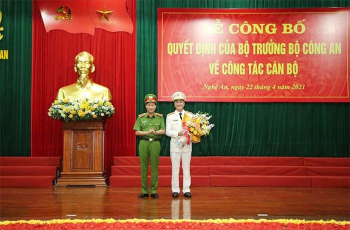 Thứ trưởng Lê Quý Vương tặng hoa chúc mừng Đại tá Phạm Thế Tùng, Giám đốc Công an tỉnh Nghệ An.