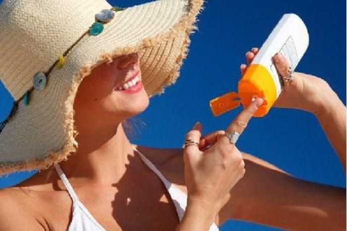 Bảo vệ da bằng mặc đội mũ, bôi kem chống nắng 30 phút trước khi đi ra nắng.