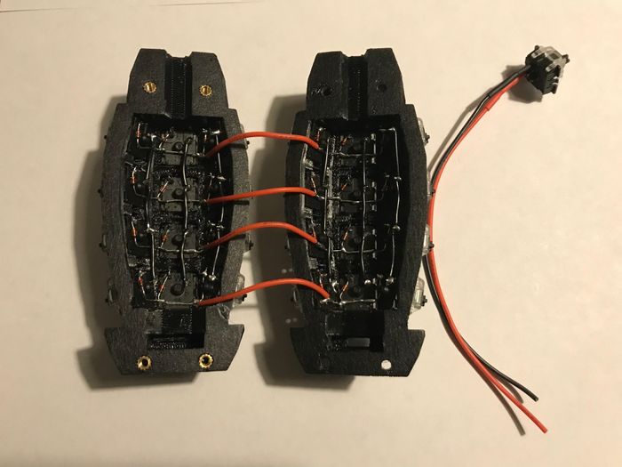  Bên trong bàn phím là bảng mạch Arduino Pro Micro với phần mềm điều khiển QMK. Do chỉ có 25 phím (ít hơn bảng chữ cái tiếng Anh), các phím được tùy chỉnh để gõ ra một từ. Phần mềm QMK còn hỗ trợ gán phím để chơi game hoặc điều khiển máy tính. 