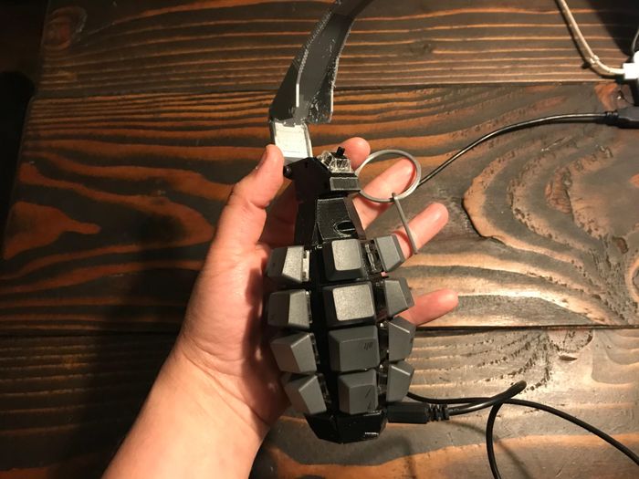  Theo Gizmodo, nó bao gồm 25 phím với 24 phím bình thường chia thành 6 cột, và một phím đặc biệt chỉ lộ ra khi bật chốt phía trên. 