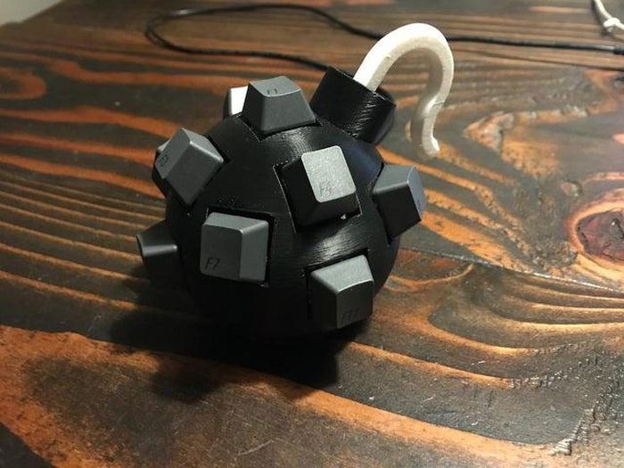  Bên cạnh bàn phím hình lựu đạn, dapperrogue còn chia sẻ hình ảnh chiếc bàn phím được in 3D với hình quả bom, chỉ bao gồm loạt phím F (phím chức năng trên máy tính). 