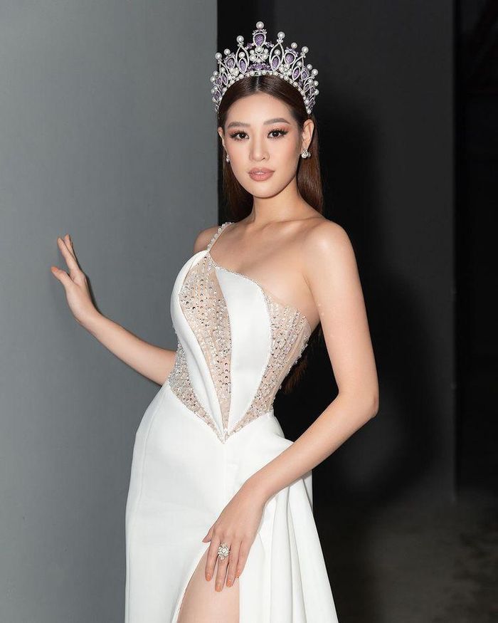 Khánh Vân diện váy lệch vai, đính hạt lấp lánh ở thân áo trên. Đường xẻ tà cao giúp cô khoe chân thon dài. Trả lời Zing, Khánh Vân cho biết chỉ cần cảm thấy tự tin, bất kỳ trang phục nào cũng làm mình tỏa sáng. "Phong cách ngọt ngào hay cá tính, sắc sảo, tôi đều thể hiện được. Tôi muốn mình luôn thay đổi để bản thân không bị nhàm chán". Ảnh: @khanhvannguyen25.