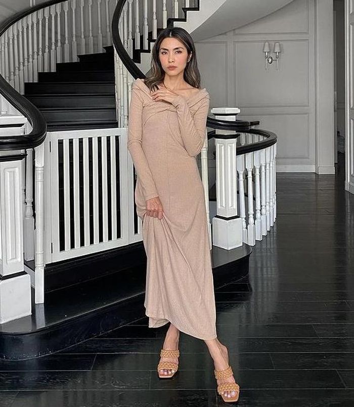Theo ELLE Ấn Độ, quần dài thun, áo thun nhuộm tie-dye nở rộ vào năm 2020 khi chúng ta dành phần lớn thời gian ở trong nhà. Đến năm 2021, xu hướng trang phục trễ vai được săn đón. Mọi người có thể ra ngoài, đi tiêm vaccine hoặc làm việc trở lại. Tăng Thanh Hà yêu thích phong cách tối giản với những mẫu váy liền thân đơn sắc. Người đẹp trông thu hút khi diện các thiết kế hai dây, trễ vai làm nổi bật xương quai xanh. Ảnh: @hatangthanh.