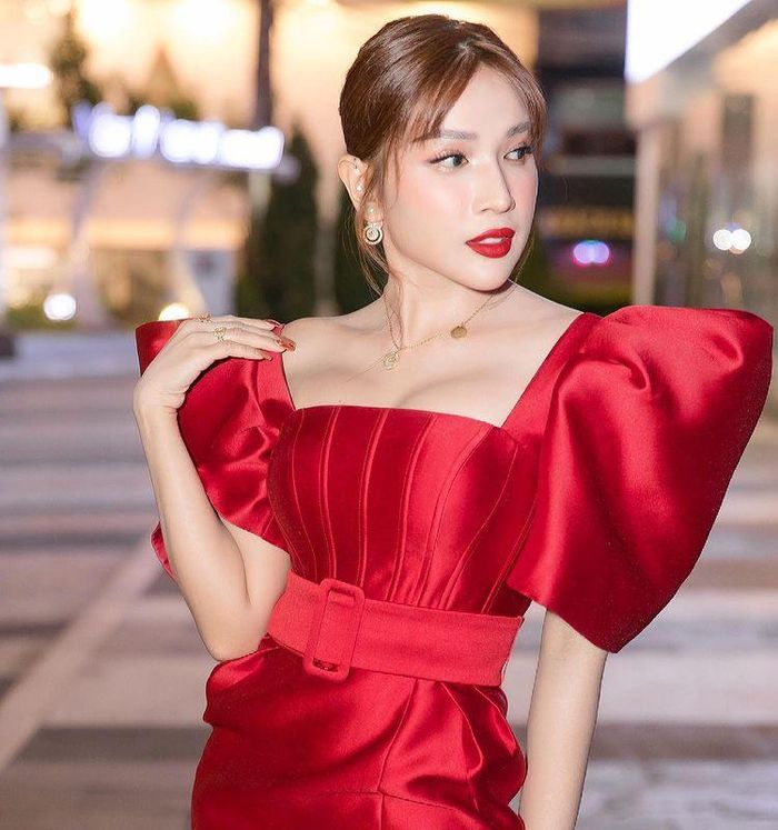 Váy áo trễ vai hay phối cổ thuyền, cổ chữ U lý tưởng cho các cô gái muốn khoe bờ vai thon thả. Thiết kế khoảng hở tinh tế của kiểu trang phục này giúp tôn dáng quyến rũ nhưng không hớ hênh. Áo và váy trễ vai phù hợp để mặc quanh năm, đặc biệt trong mùa hè. Khả Như diện váy cổ chữ U nữ tính. Cô kết hợp kèm trang sức tạo điểm nhấn sang trọng, quý phái cho vẻ ngoài. Ảnh: @khanhucat.