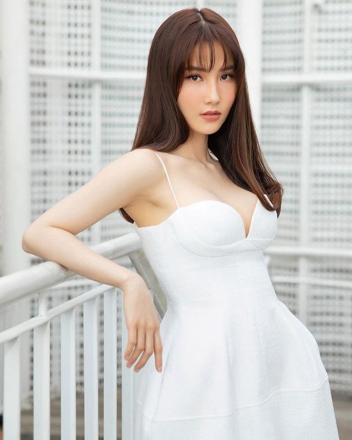 Váy hai dây, váy quây được Diễm My và nhiều mỹ nhân Việt tích cực lăng xê. Kiểu đồ này làm nổi bật xương quai xanh và vòng một. Nữ chính phim 1990 trông gợi cảm với thiết kế cúp ngực phối xẻ sâu. Ảnh: @diemmyvu.