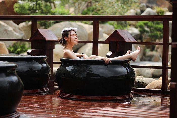 Bể tắm chum tại Yoko Onsen Quang Hanh. 