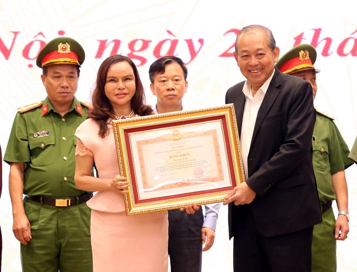 Phó Thủ tướng Trương Hòa Bình trao Bằng khen cho các tập thể, cá nhân có thành tích xuất sắc trong việc thực hiện Đề án - Ảnh: VGP/Lê Sơn 