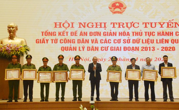  Phó thủ tướng Thường trực Chính phủ Trương Hòa Bình trao Bằng khen của Thủ tướng Chính phủ tặng các tập thể có thành tích xuất sắc trong thực hiện Đề án 896. 