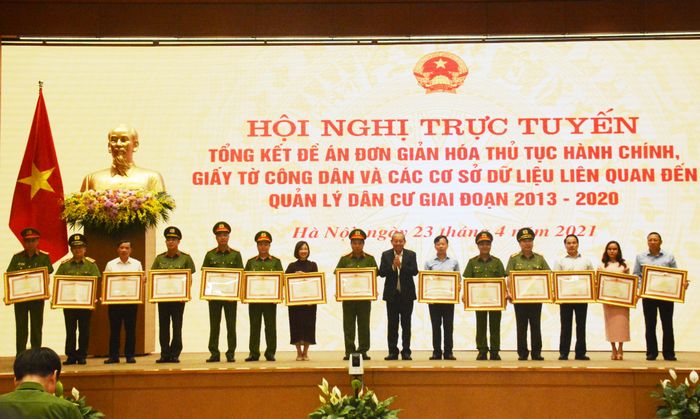  Phó thủ tướng Thường trực Chính phủ Trương Hòa Bình trao Bằng khen của Thủ tướng Chính phủ tặng các cá nhân có thành tích xuất sắc trong thực hiện Đề án 896. 
