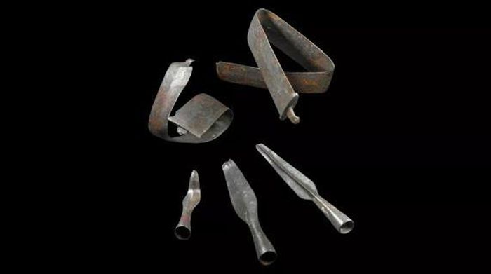 Cụ thể, kho báu thời Đồ sắt mới phát hiện hơn 150 cổ vật. Trong số này có một số vũ khí bị bẻ cong có chủ đích như lưỡi kiếm, dao...
