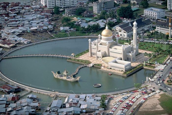 Brunei là quốc gia có diện tích rất nhỏ, khoảng 5.765 km2, dân số hơn 400.000 người. Theo Quỹ tiền tệ quốc tế (IMF), quốc gia này có mức thu nhập bình quân đầu người cao thứ tư thế giới, thu nhập bình quân đầu người của Brunei năm 2020 là 94.374 USD/ngươìi/năm. Ảnh: Daily Mail.