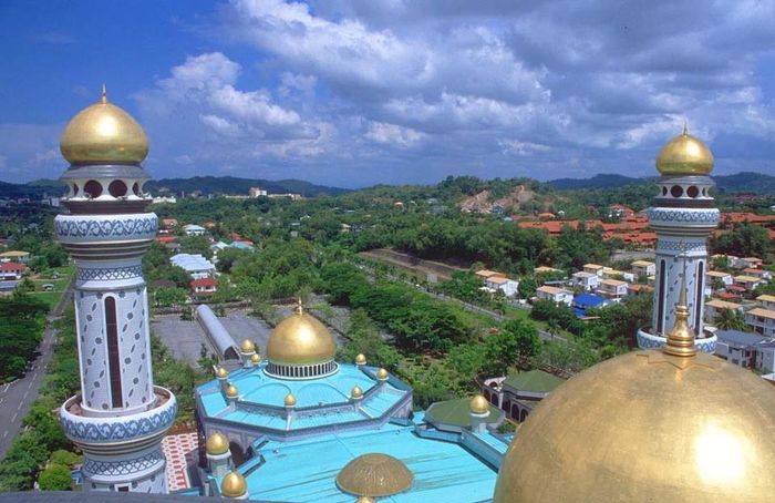 Trước khi chính thức trở thành quốc gia độc lập, Brunei là thuộc địa của Anh từ năm 1888. Trong quá khứ, quốc gia này từng bị Tây Ban Nha và Nhật Bản chiếm đóng. Ngày 1/1/1984, Brunei được chính phủ Anh trao trả độc lập. Brunei chỉ được chia thành 4 quận, gồm: Brunei Muara, Tutong, Kuala Belait và Temburong. Ảnh: Daily Mail.