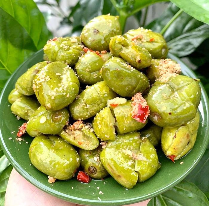 Tháng 8-9 âm lịch, du khách về các tỉnh An Giang, Đồng Tháp... dễ dàng bắt gặp quả cà na được bày bán khắp nơi. Trái cà na khi còn non có sắc xanh, vị chua, hơi chát. Khi cà na chín hơi chuyển màu vàng và thơm dịu. Cà na ngâm đường, ngâm muối ớt... đánh thức vị giác của nhiều thực khách. Ảnh: Vivian.t.t.v.