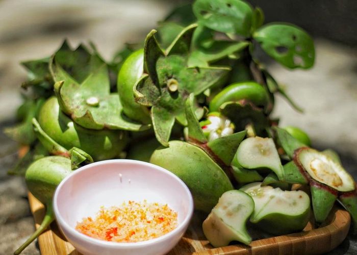 Người miền Tây có câu ca dao “Muốn ăn mắm sặc bần chua. Chờ mùa nước nổi ăn cho đã thèm”. Cây bần mọc tự nhiên thành từng cụm ven sông. Trái bần có vị chát, chua, khi chín tỏa mùi thơm nồng đặc trưng. Bần sống chấm muối ớt là món khoái khẩu của cả trẻ em lẫn người lớn. Ngoài ra, món cá hú kho trái bần hoặc trái bần chấm mắm sặc, mắm rô, nấu canh chua... cũng là gợi ý ẩm thực đáng thử. Bông bần thường được trộn gỏi với thịt heo, tép bạc, cá sặc. Ảnh: Eric Nguyễn.