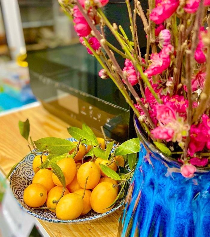 Cây thanh trà xuất hiện đầu tiên ở vùng Bảy Núi (An Giang). Sau đó, người ta nhân giống, trồng rộng rãi ở các tỉnh miền Tây Nam Bộ, nhiều nhất là ở xã Đông Thành, thị xã Bình Minh, Vĩnh Long. Với trái non, người địa phương có thể biến tấu cùng nồi canh chua, cá kho. Khi thanh trà chín, trái ngả sang màu vàng, hương thơm thoang thoảng kích thích vị giác. Bạn có thể bóc vỏ chấm muối ớt để cảm nhận vị chua ngọt, dầm thanh trà cùng đường, đá và sữa để giải nhiệt hay làm mứt, ngâm đường đều ngon. Ảnh: Mitra258.