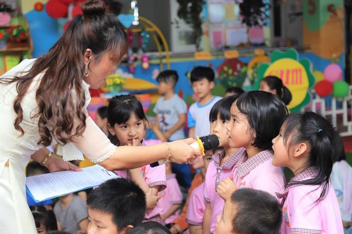Giáo viên giao lưu kể truyện cùng các cháu mầm non tại ngày hội