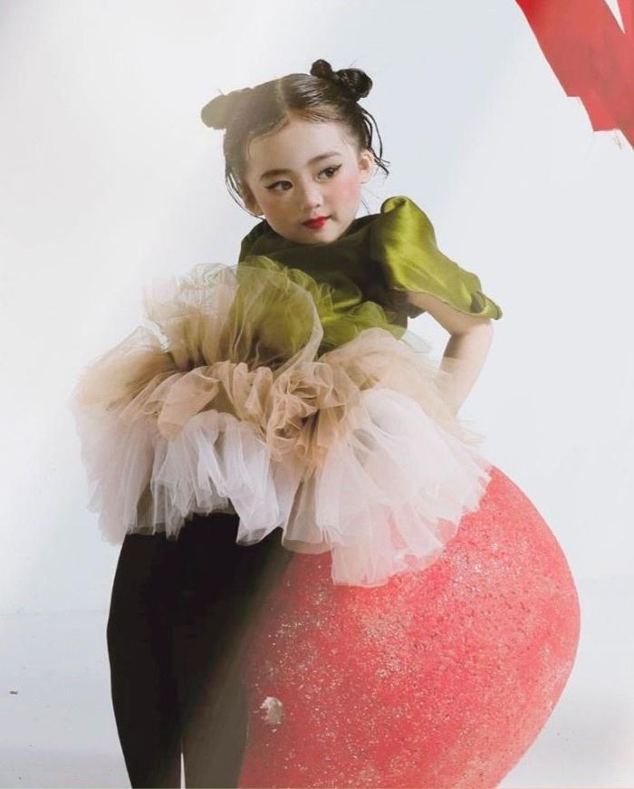 Mẫu nhí Ánh Diệp có thể linh hoạt trong cách tạo dáng. 