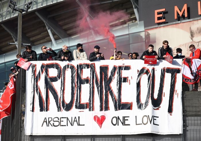 Mục đích của cuộc biểu tình là để phản đối Stan Kroenke. Tỷ phú người Mỹ thâu tóm Arsenal từ năm 2007. "Pháo thủ" có sân vận động mới khang trang, nhưng lại không thể giành chức vô địch Premier League nào. Thậm chí, thành tích của đội bóng này ngày càng đi xuống ở những mùa giải gần đây.