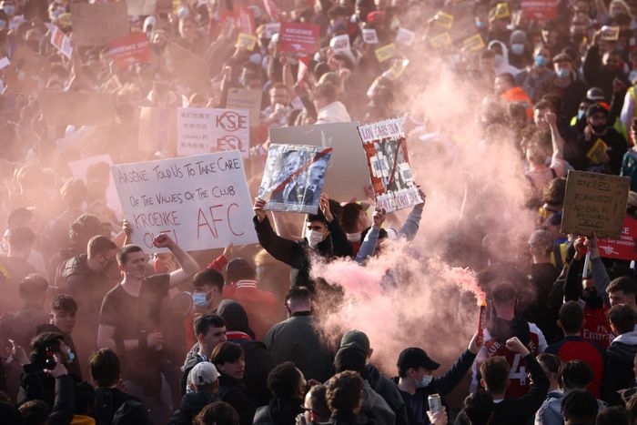  "CLB của chúng tôi, không phải của ông", " Kroenke, hãy biến đi" là những thông điệp người hâm mộ muốn chuyển đến người đứng đầu đội bóng phía Bắc thành London.