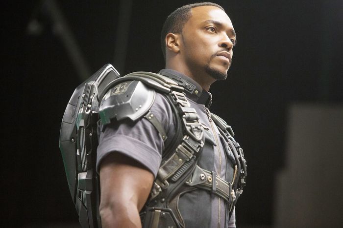  Năm 2014, Anthony Mackie chính thức gia nhập Vũ trụ Điện ảnh Marvel. Nam diễn viên thủ vai siêu anh hùng bay lượn Falcon. Trước khi có sự xuất hiện của Black Panther, các anh hùng da màu không được nâng đỡ nhiều. Truyền thông phương Tây cho rằng Falcon sẽ mãi là vai phụ mờ nhạt cạnh Captain America. Tuy nhiên, đến cuối phần phim Avengers: Endgame, khi hình ảnh Captain già nua trao khiên lại cho Falcon, một trang mới đã mở ra trong sự nghiệp của Anthony Mackie. Nam diễn viên sẽ là Captain America da màu đầu tiên của MCU. 