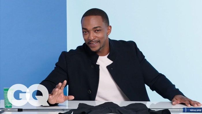  Là một ngôi sao da màu, Anthony Mackie luôn lên tiếng vì cộng đồng. Tuy là một phần của Vũ trụ Điện ảnh Marvel, không ít lần Mackie chỉ trích MCU phân biệt chủng tộc, thường xuyên đặt nặng các vấn đề giới tính, sắc tộc. Theo lời nam diễn viên, anh đã đóng 7 bộ phim của MCU nhưng chỉ toàn làm việc với người da trắng, từ nhà sản xuất, đạo diễn, diễn viên đóng thế, phục trang, hậu trường... 