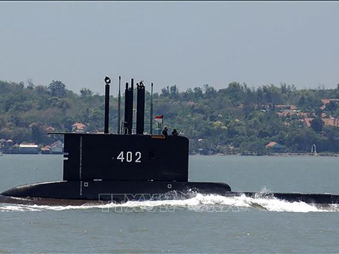 Trong ảnh (do quân đội Indonesia cung cấp ngày 21/4/2021): Tàu ngầm KRI Nanggala 402 khởi hành từ căn cứ hải quân ở thành phố cảng Surabaya, đảo Java, Indonesia. Ảnh: AFP/TTXVN