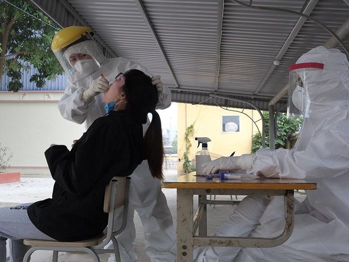 Lấy mẫu xét nghiệm Covid-19. Ảnh: TTXVN phát