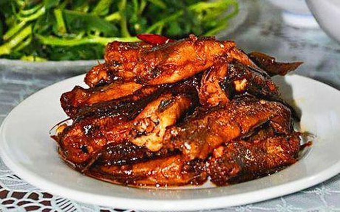 Cá thòi lòi kho tiêu muốn ngon phải kho trên nồi đất. Cá sau khi được ướp gia vị sẽ được nấu trên nồi đất với nước dừa và mỡ heo, để lửa riu liu cho đến khi nồi cá cạn nước là cá đã chín nhừ.
