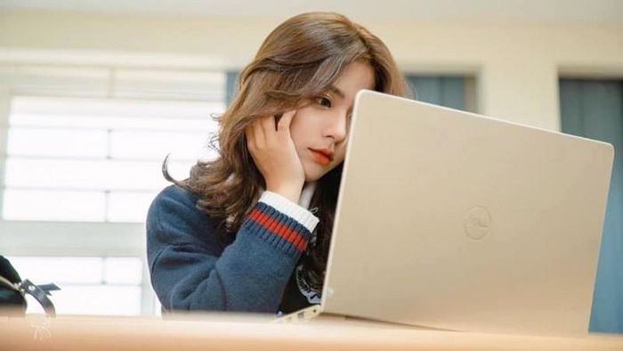 Tương tự, khi được cấp trên giao nhiệm vụ, nhiều người sẽ nói “Vâng. Tạm thời tôi sẽ soạn thảo (nghiên cứu…) tài liệu này”. Theo tác giả, từ “tạm thời” thường khiến cho người nghe không tin tưởng và cảm thấy đối phương sẽ làm qua loa, đại khái cho xong công việc.