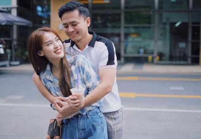 Vợ chồng diễn viên Văn Anh - Tú Vi thảnh thơi xuống phố ngày cuối tuần. 