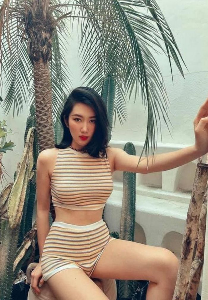 Thúy Ngân khoe sắc vóc nhưng vẫn kín đáo với trang phục áo tắm họa tiết kẻ sọc. 