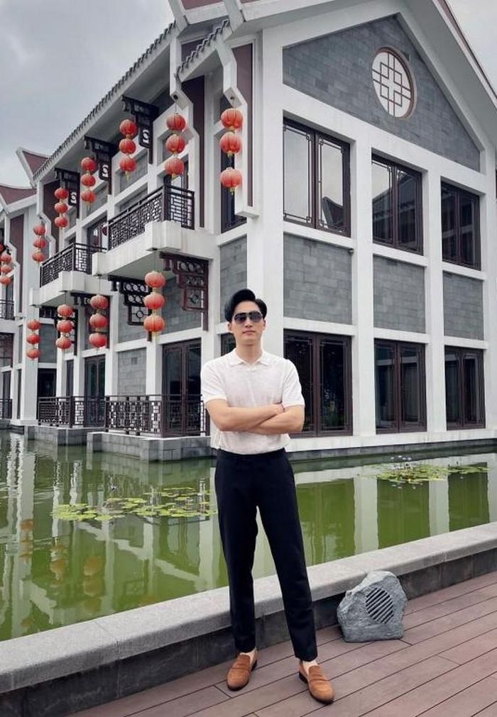 Đình Tú "Hướng dương ngược nắng điển trai với trang phục lịch sự. "Nhìn xa thì thấy khó gần. Vào gần lại thấy khó xa", anh "thả thính". 