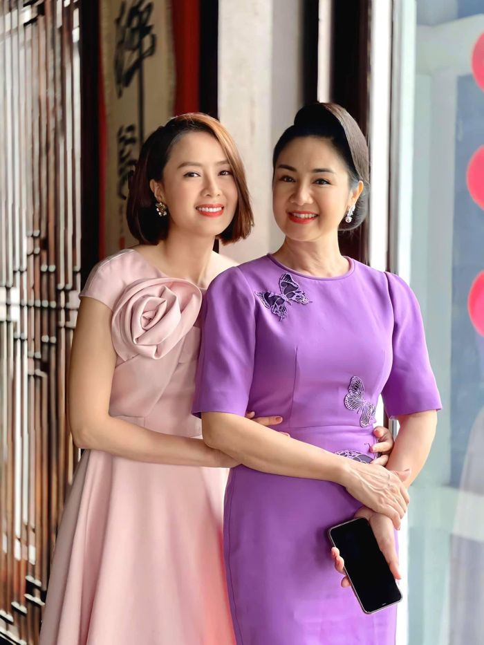 Sao Việt hôm nay 24/4: ''Chúc mừng chị Thu Hà đã vượt qua 9 tháng 10 ngày xuất sắc với “Hướng dương ngược nắng” ạ!'' - Hồng Diễm gửi lời nhắn với NSND Thu Hà.