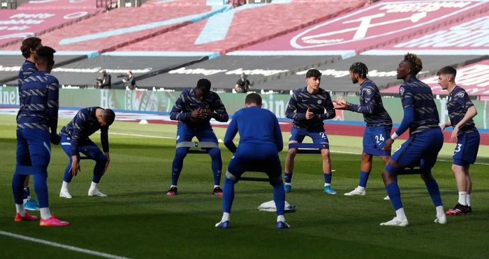 Cầu thủ Chelsea khởi động trước trận