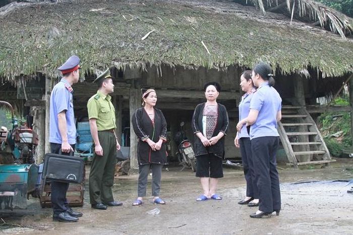 Tuyên truyền pháp luật cho bà con dân tộc thiểu số. Ảnh Trần Thị Huyền Trang